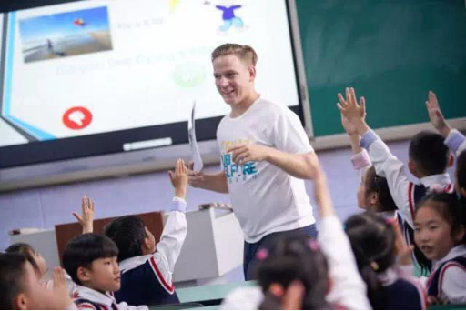 雅居乐乐活公益行，为孩子带回一个更大的世界